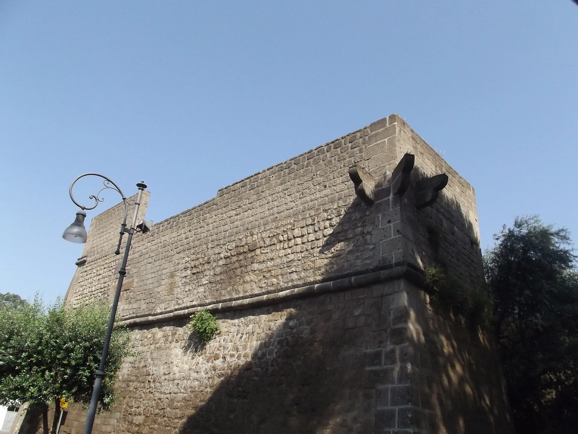 La esquina del bastión de Parsano, con su muro de piedra y el cordón