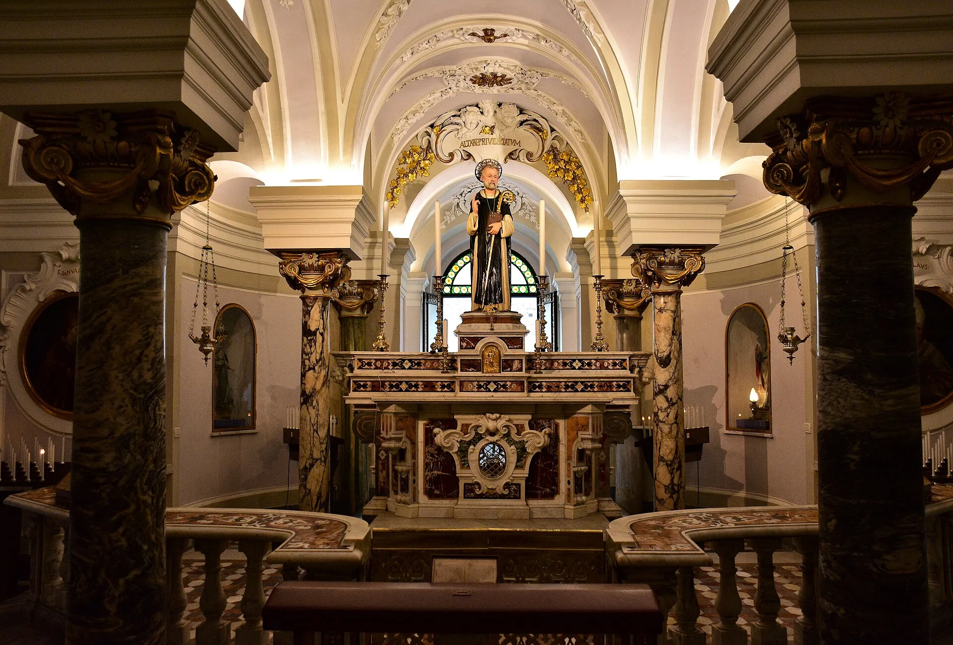 La cripta con l'altare che custodisce la tomba di Sant'Antonino
