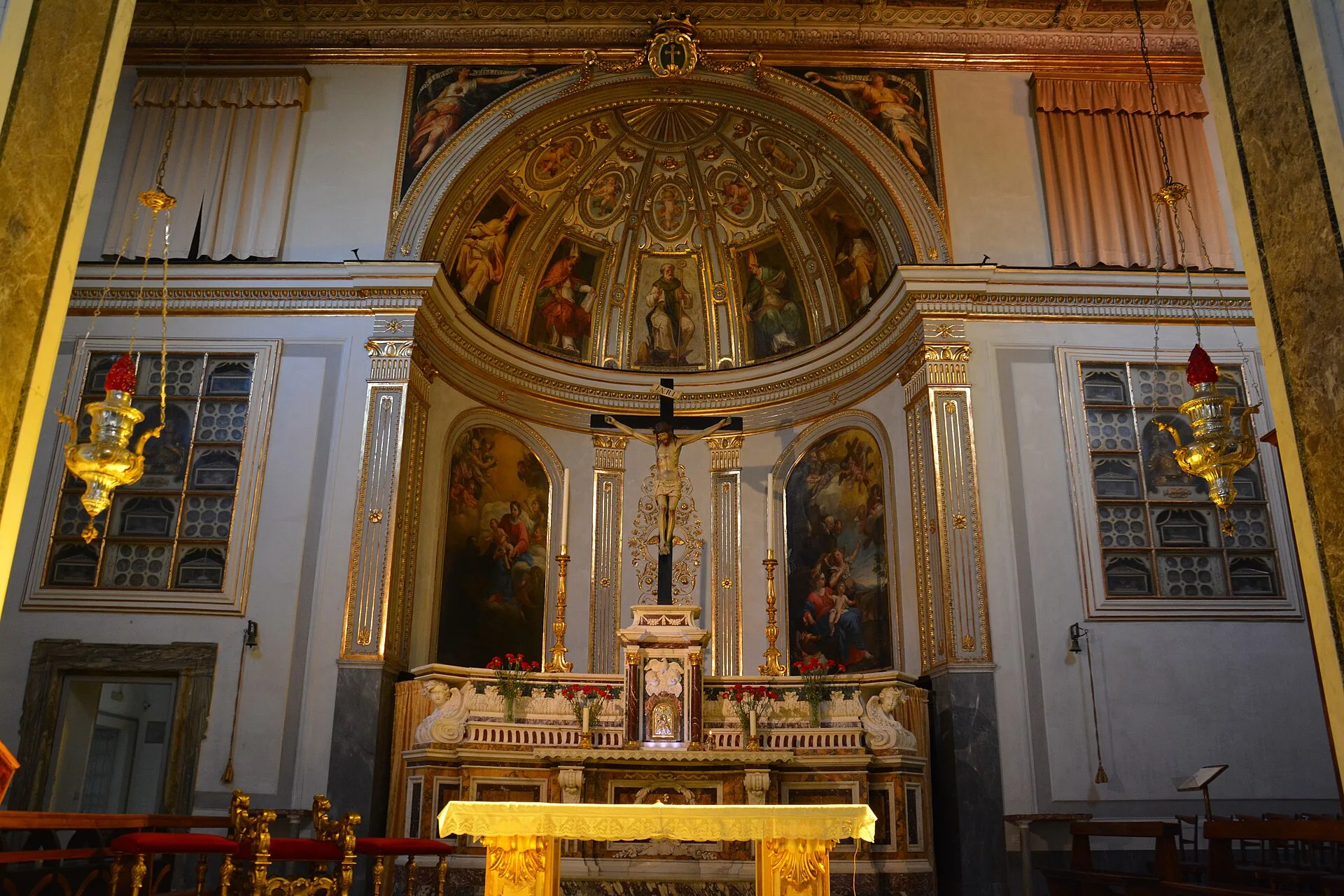 L'altare maggiore e l'abside con le tele di Giacomo del Po