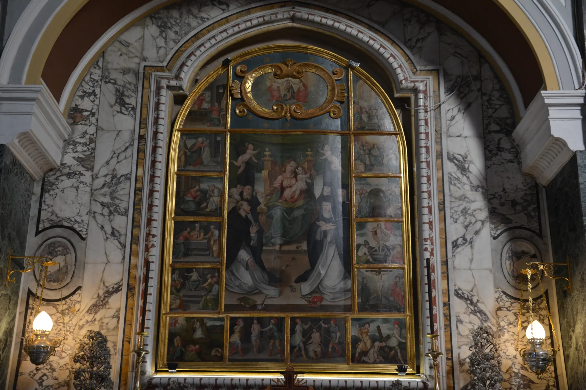 La tavola della Madonna del Rosario, circondata dai riquadri con i misteri