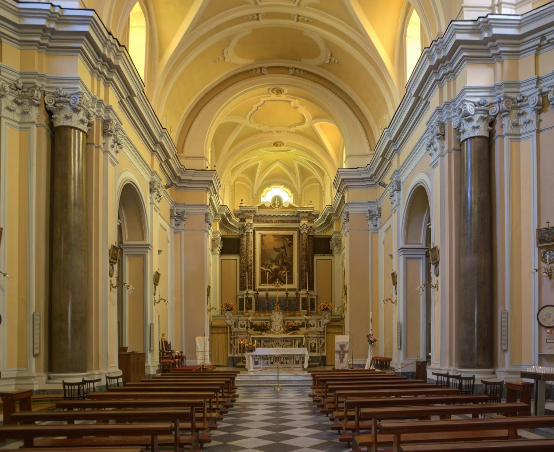 Das Schiff der Kirche San Francesco mit seinen Säulen und dem Hochaltar im Hintergrund
