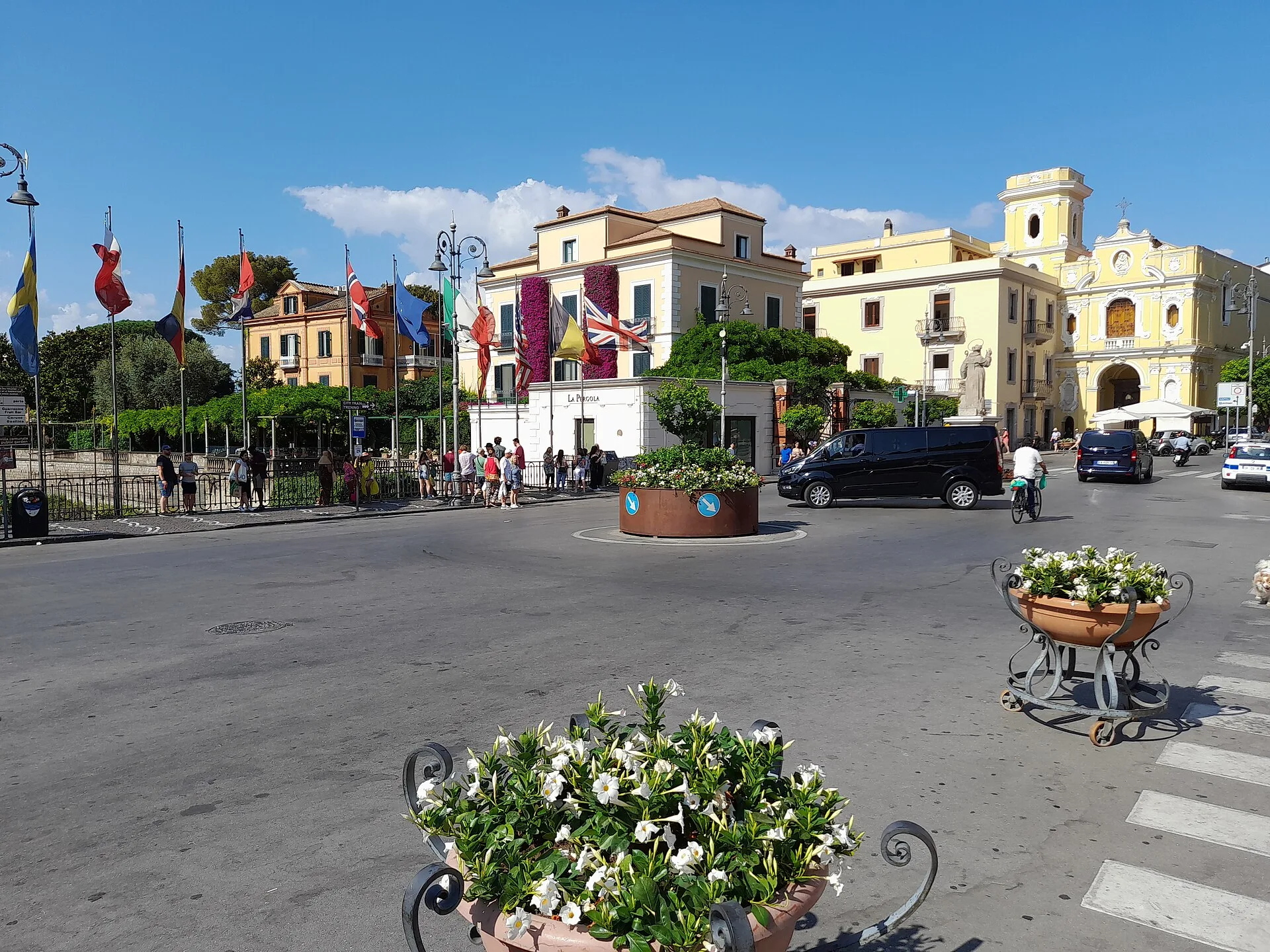 Una mattina d'estate in Piazza Tasso, all'incrocio con Corso Italia