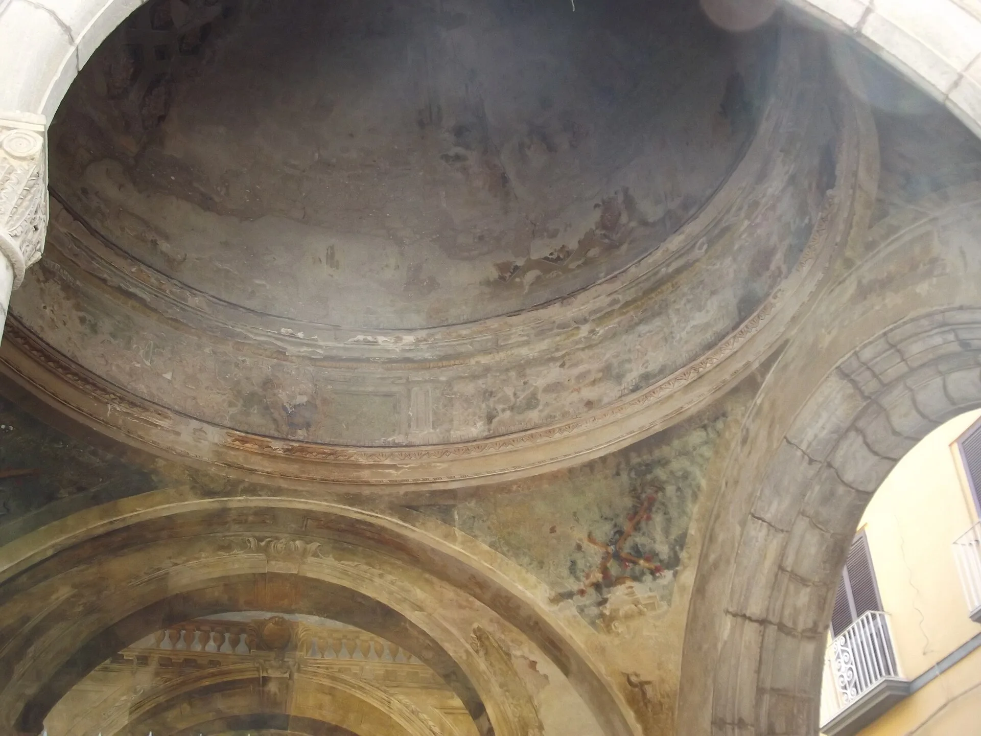 The inside of the dome and the piperno arches of the Sedil Dominova