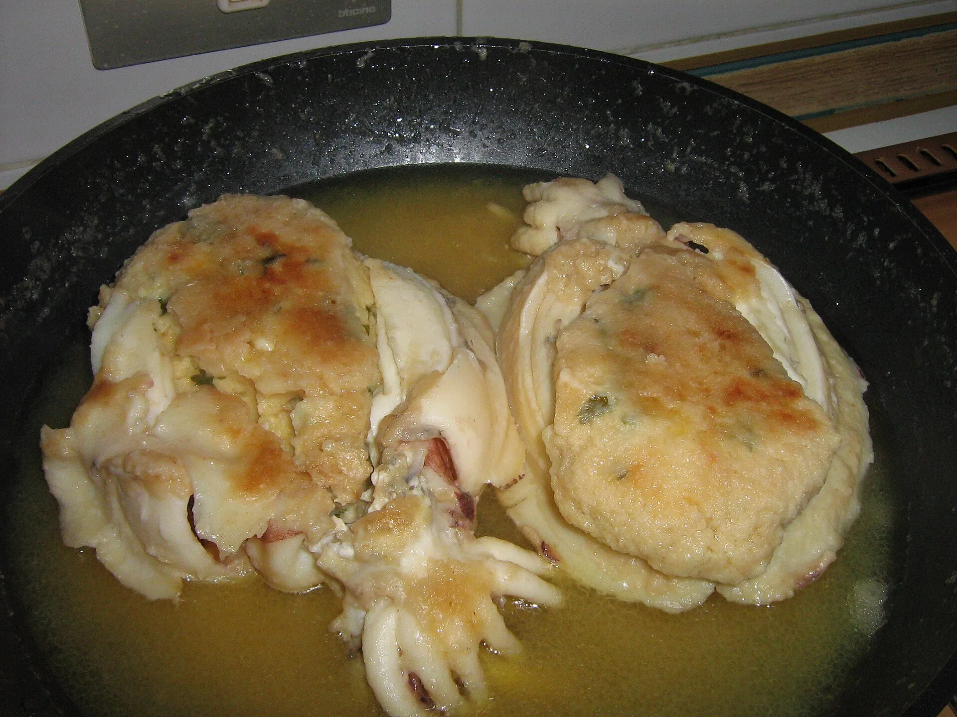 Seppie ripiene in cottura in padella