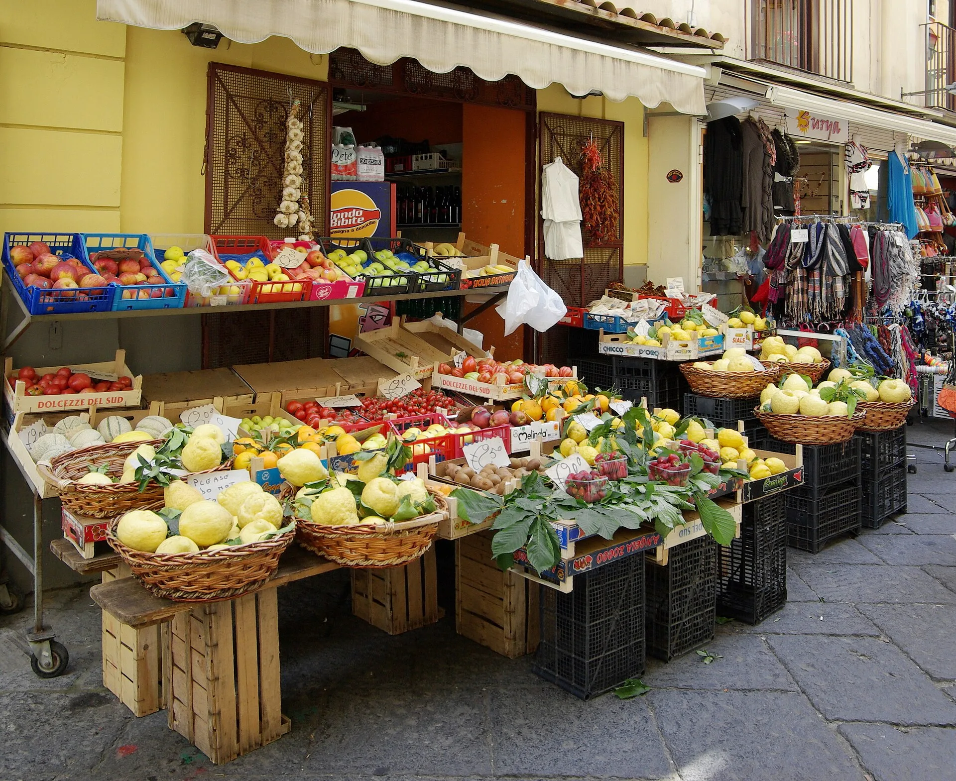 Via San Cesareo a Sorrento: botteghe e storia