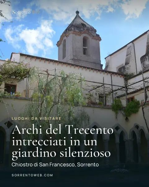 Archi del Trecento intrecciati in un giardino silenzioso